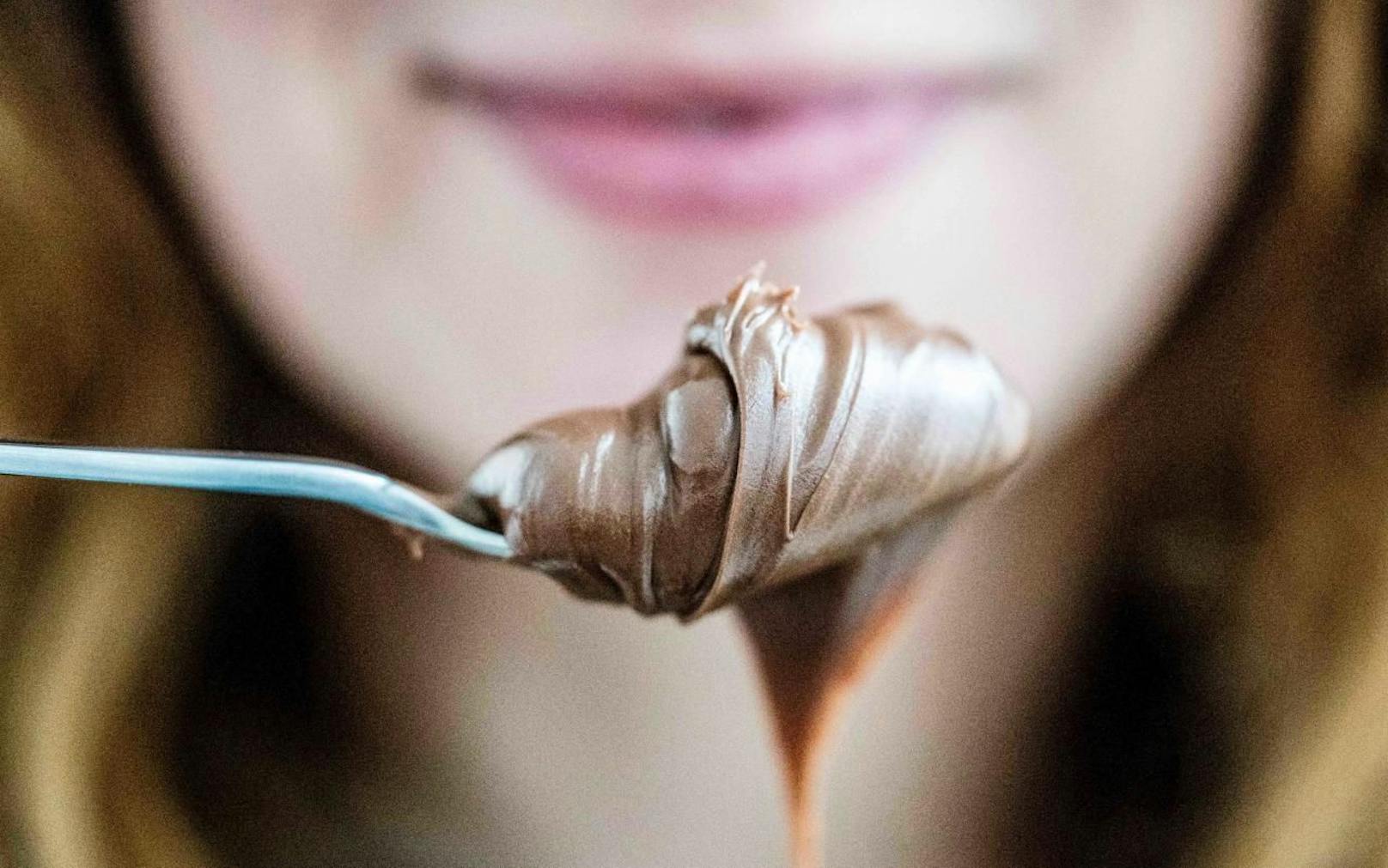 Eine Frau isst einen Löffel Nutella. Symbolfoto