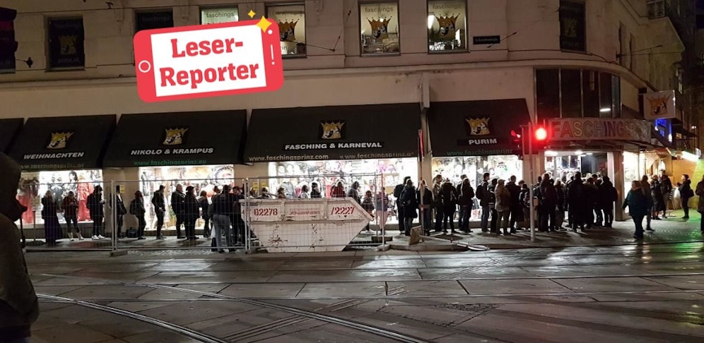 Diese Menschen wollen nur eines: ein Kostüm für Halloween!