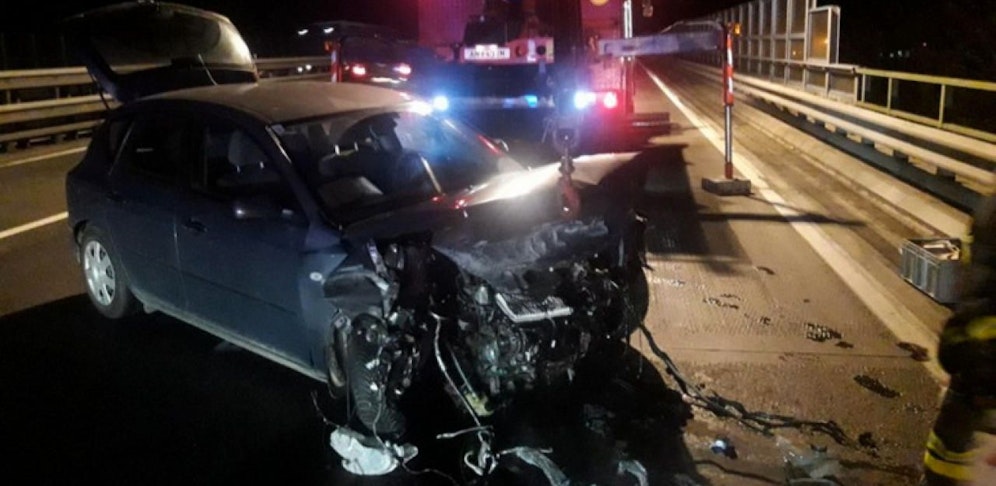 Der Wagen wurde beim Aufprall völlig demoliert.