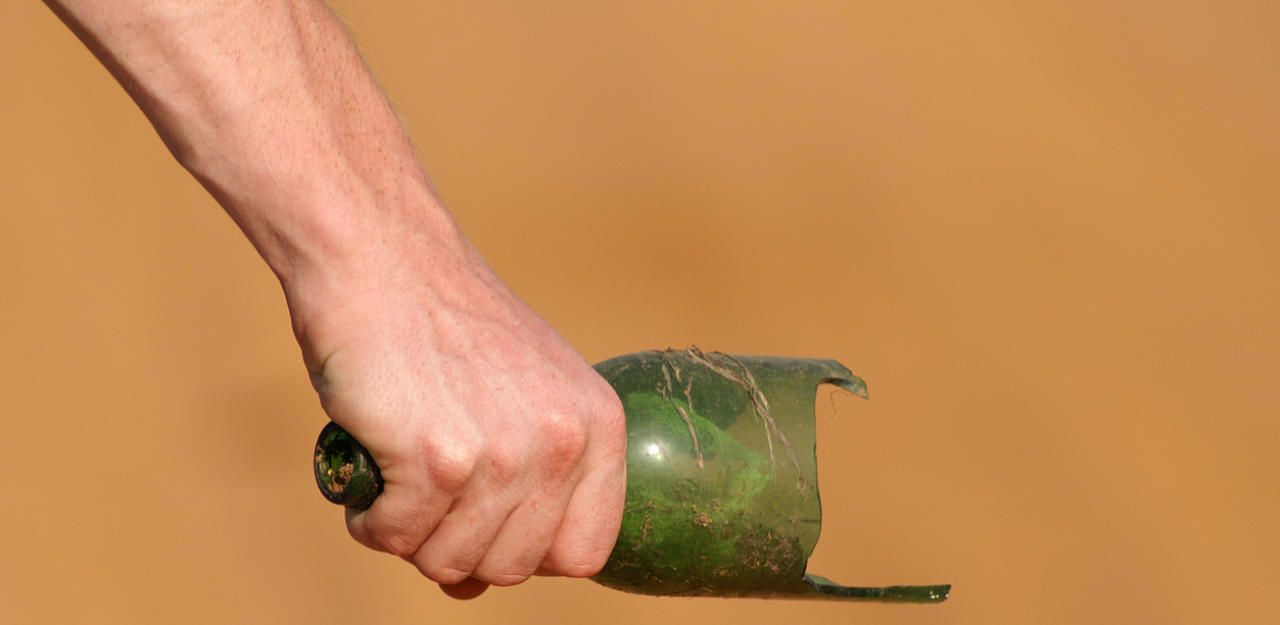 Unter anderem wurde der junge Mann mit einer Flasche attackiert.