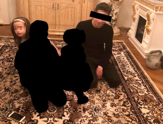 Hadishat (L) mit ihrem Killer Robert K. (R) in dessen Wohnung.