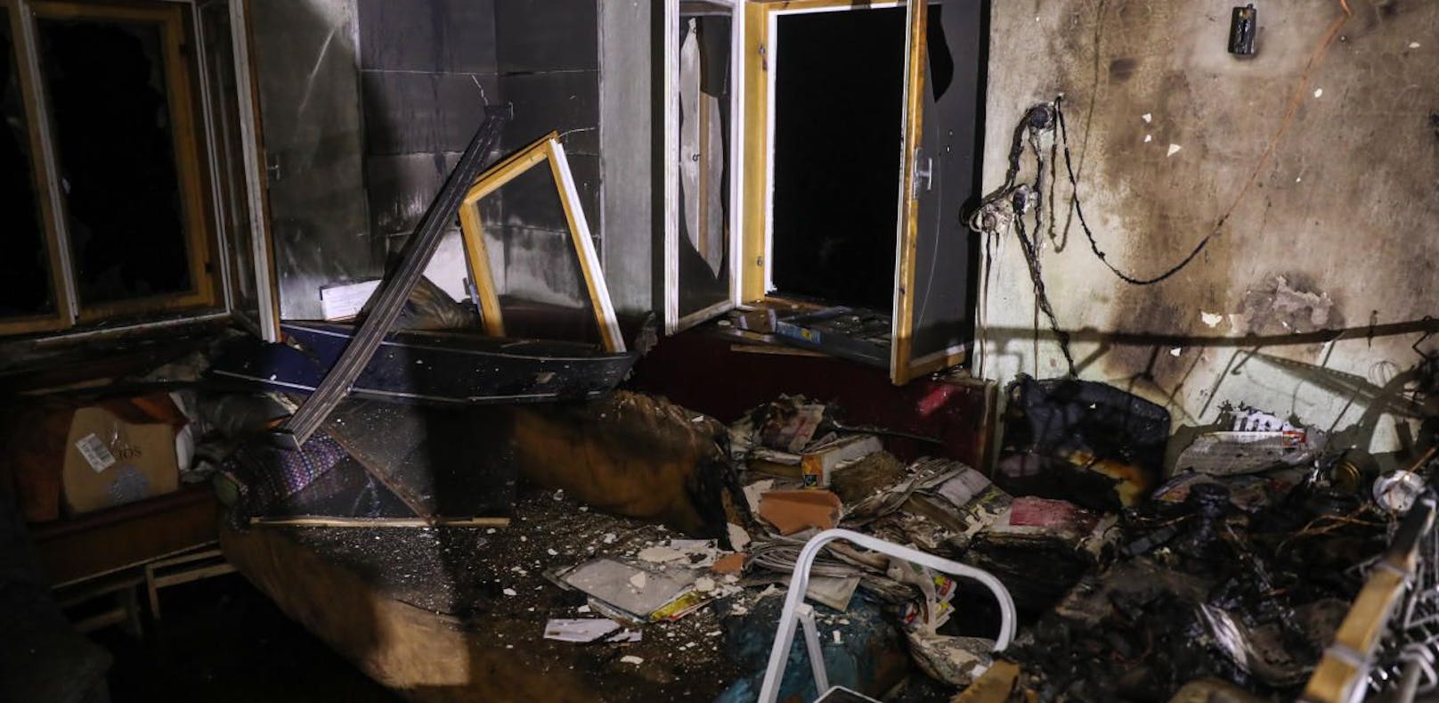 Das Zimmer ist komplett zerstört: Ein Fernseher war implodiert, die Feuerwehr rettete das ältere Ehepaar.