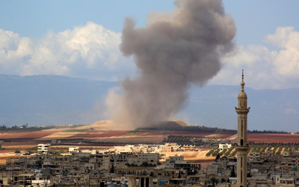 Eine Rauchwolke nach einem Luftangriff auf das Dorf Kafr Ain im Süden der Provinz Idlib am 7. September 2018.