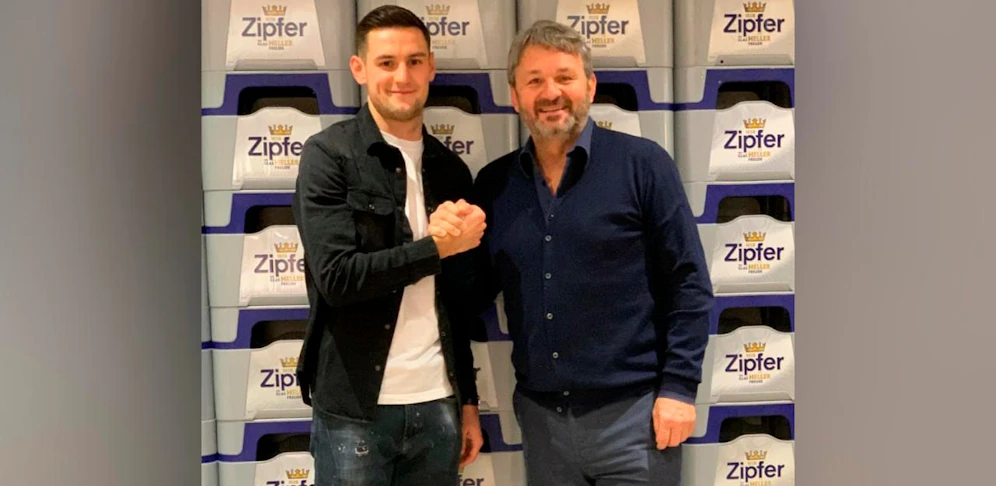 LASK-Vizepräsident Jürgen Werner mit Neuzugang Husein Balic. 