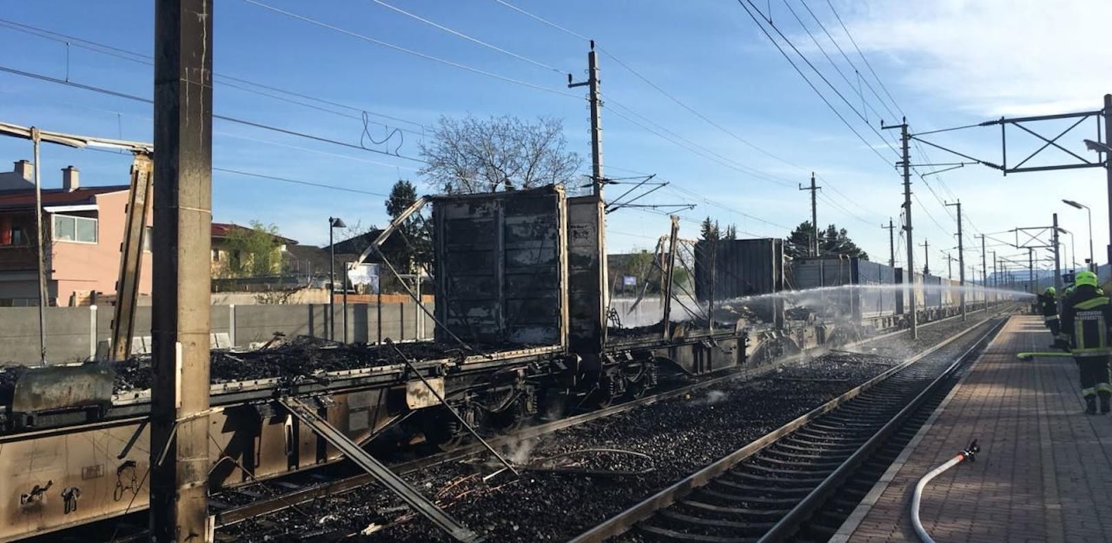 Südbahnstrecke: Drei Güterwaggons brannten völlig aus.