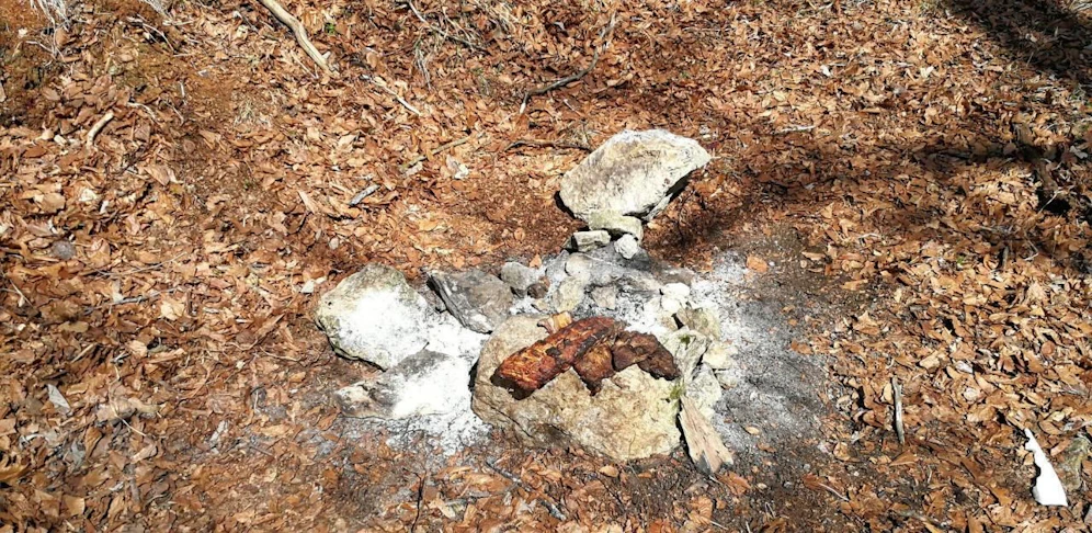 Ein Lagerfeuer mitten im Laub...