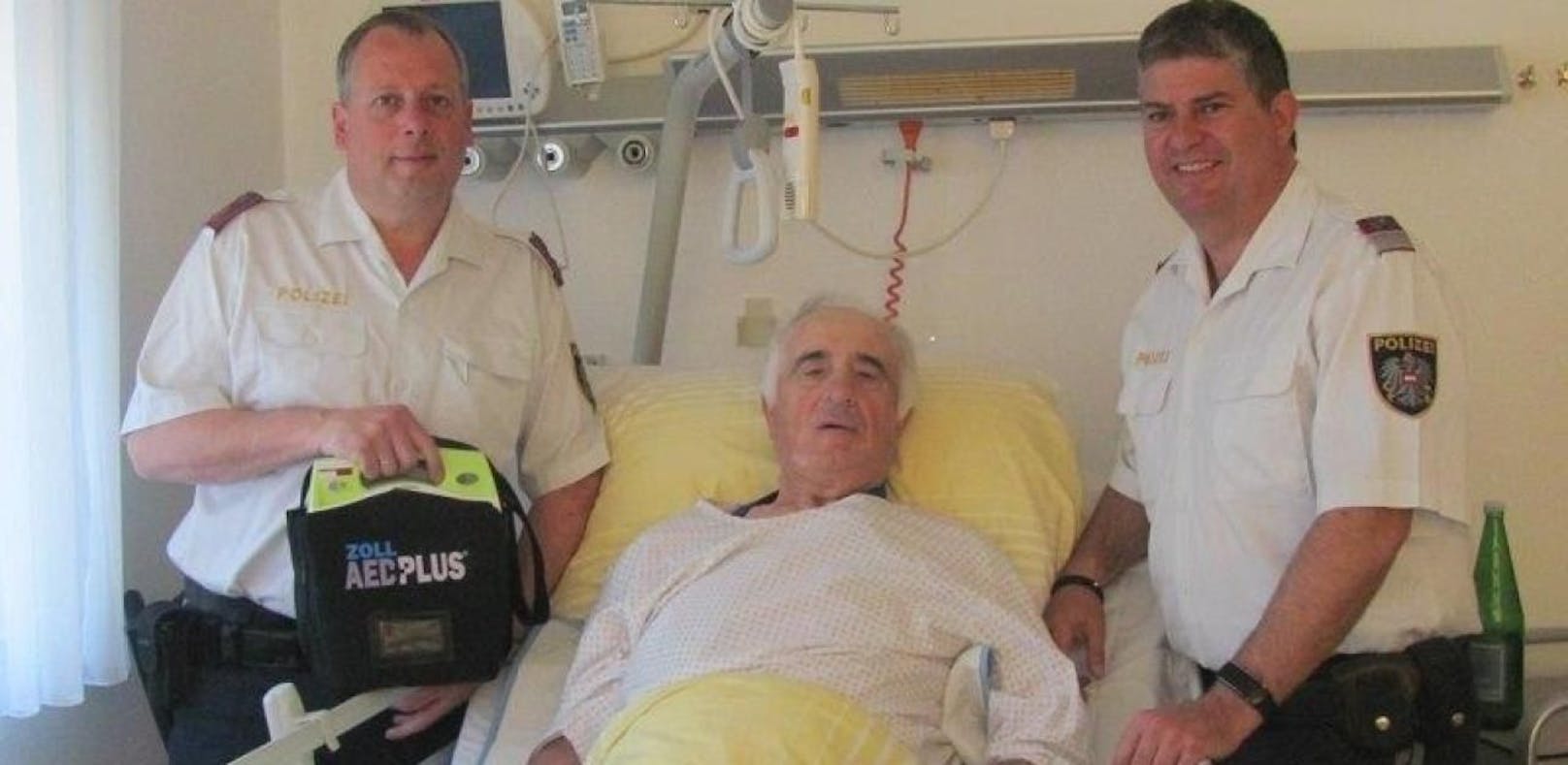 Die Polizisten retteten dem Pensionisten mit einem Defibrillator das Leben