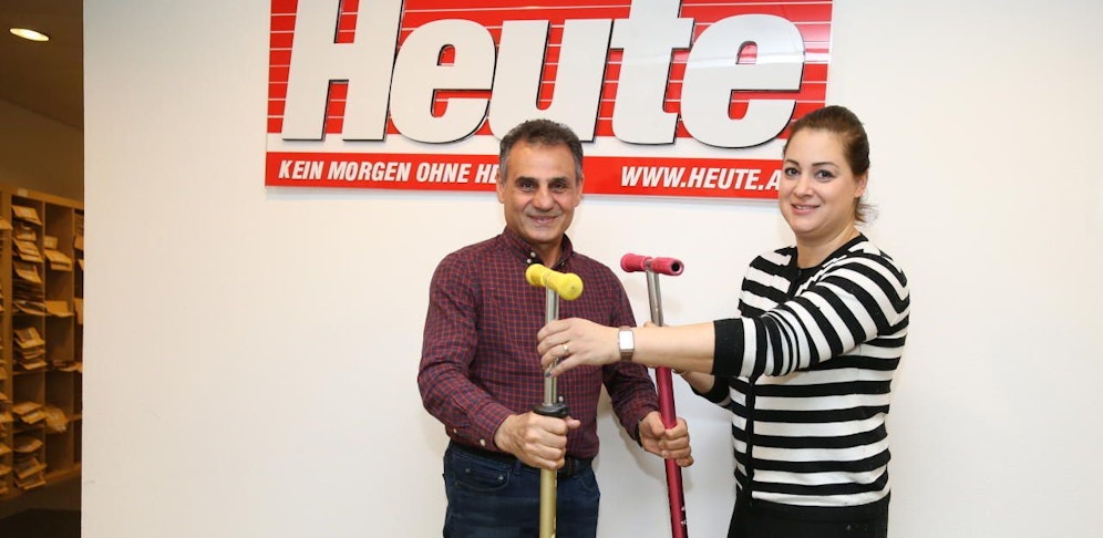 Alireza Dadashi Nojokambery übergibt Mama Daniella die Roller.