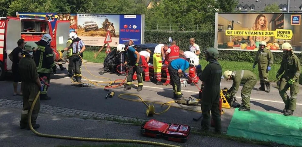 Die Feuerwehr musste die Lenker befreien.