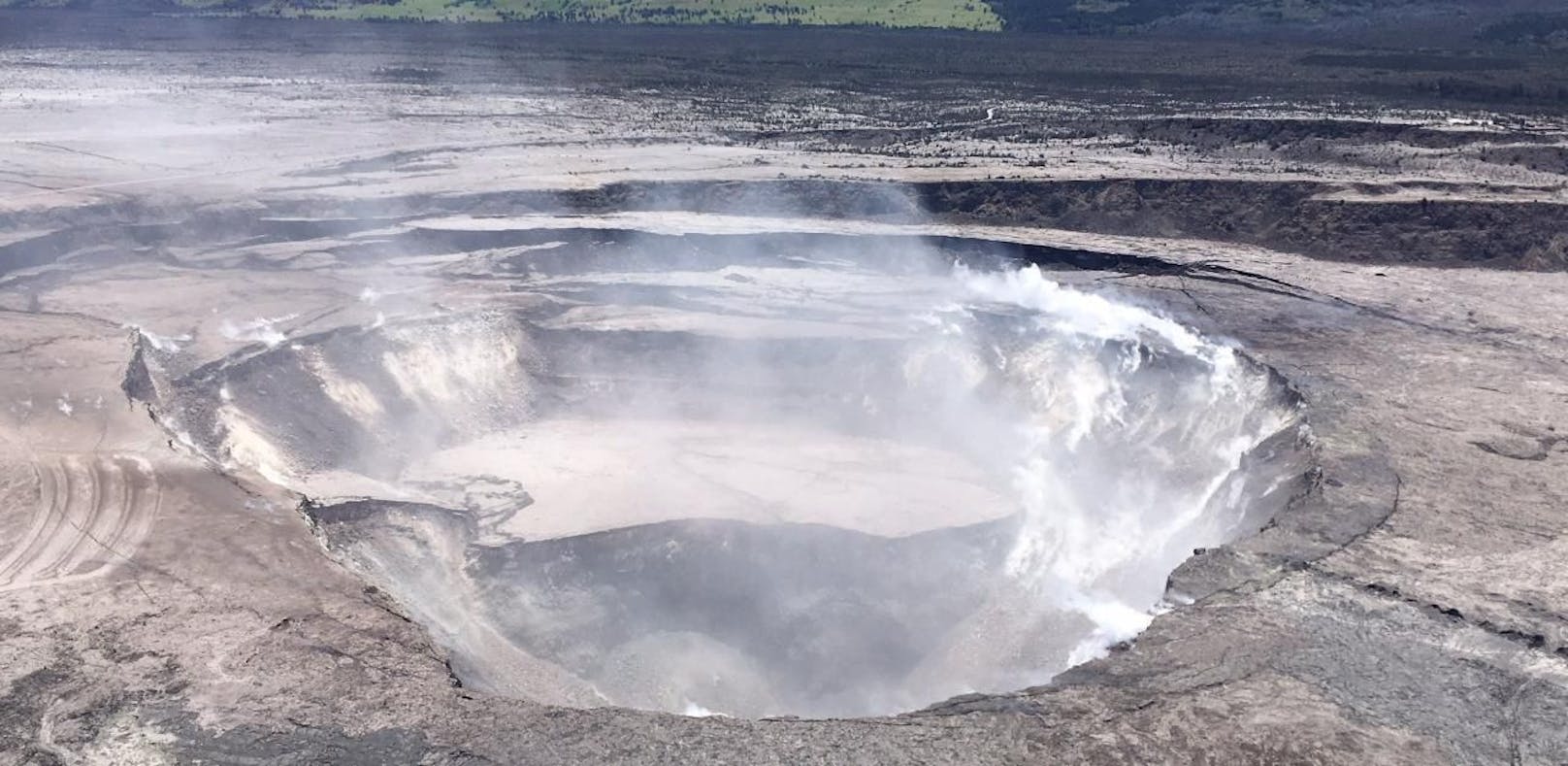 Ein Tourist wollte einen besseren Blick auf den hawaiianischen Vulkan Kilauea werfen. Er kletterte auf ein Gelände und stürzte in die Tiefe.