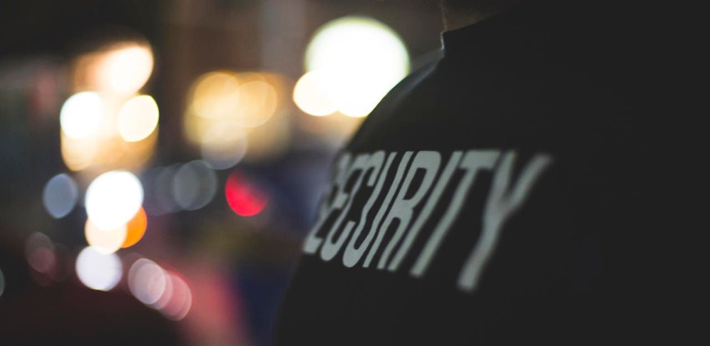 Zu fünft wollten die Angreifer mit Messern auf die Türsteher losgehen. (Symbolbild).