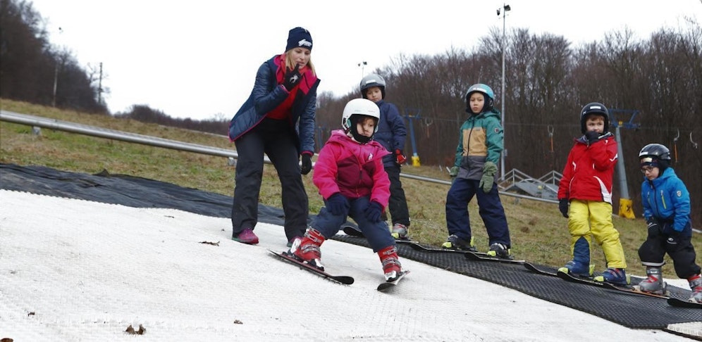 Die siebenjährige Rin hat den Kunststoff-Schneepflug im Griff.
