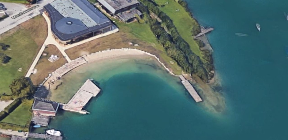 Der Mann sprang vom Holzsteg ins Wasser, tauchte auf, schrie um Hilfe und ging wieder unter. 