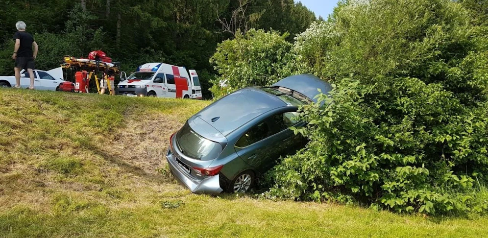 Drei eingeklemmte Personen bei Crash in St. Agyd am Neuwalde. 