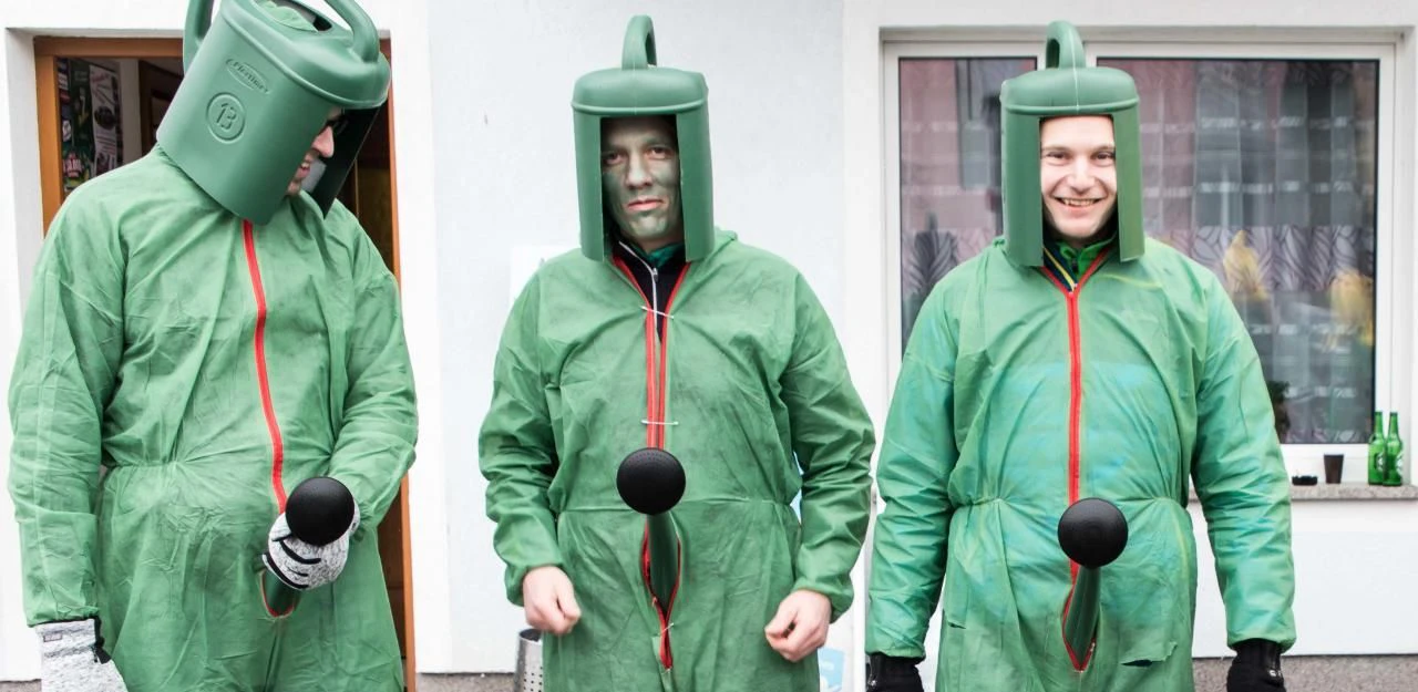 Community – Penis-Gießkannen und Trinkpolizisten