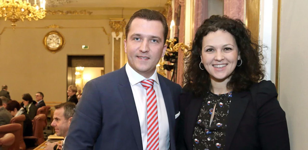 Zwei Jahre nach seiner Alko-Fahrt zieht Gerald Weilbuchner (im Bild mit Klubchefin Helena Kirchmayr) nun in den Landtag ein.
