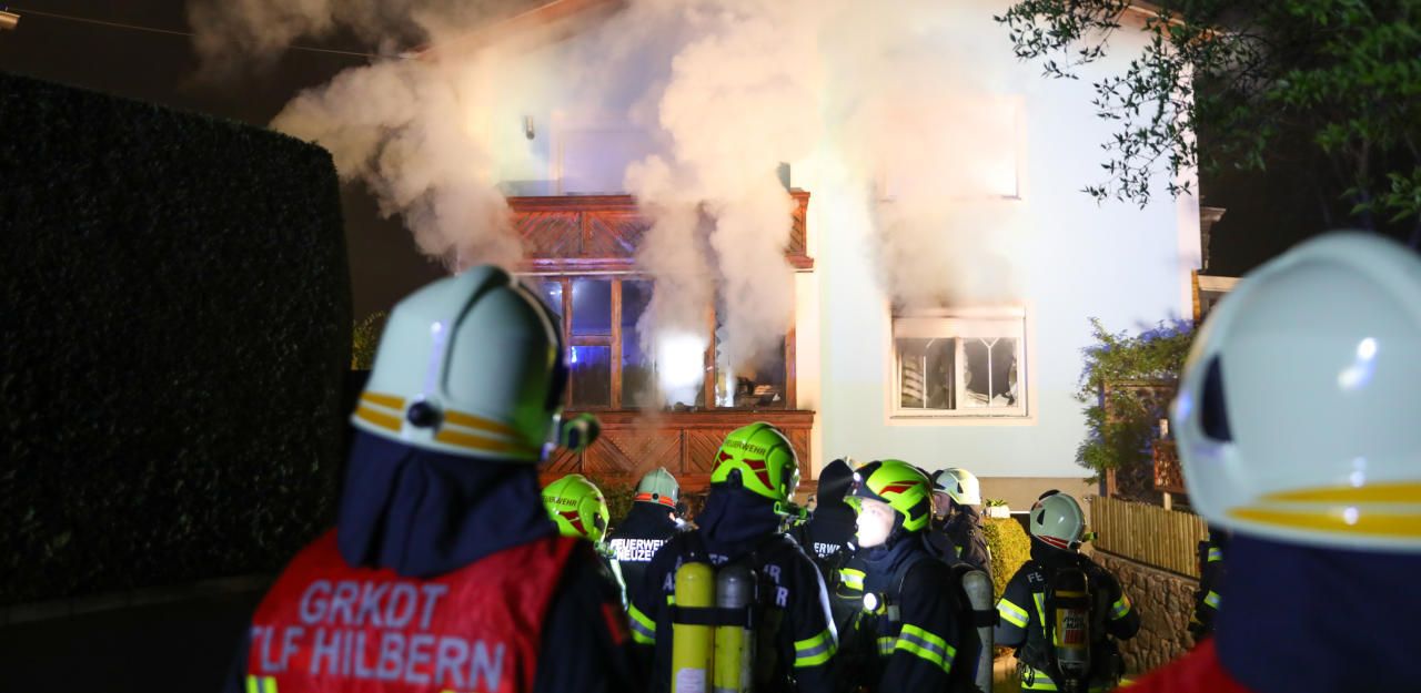 Heute.at - Mann (78) bei Feuer in Einfamilienhaus gerettet