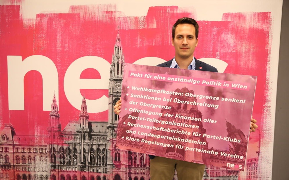 Neos Wien-Klubchef Christoph Wiederkehr fördert strengere Regeln gegen illegale Parteienfinanzierung.