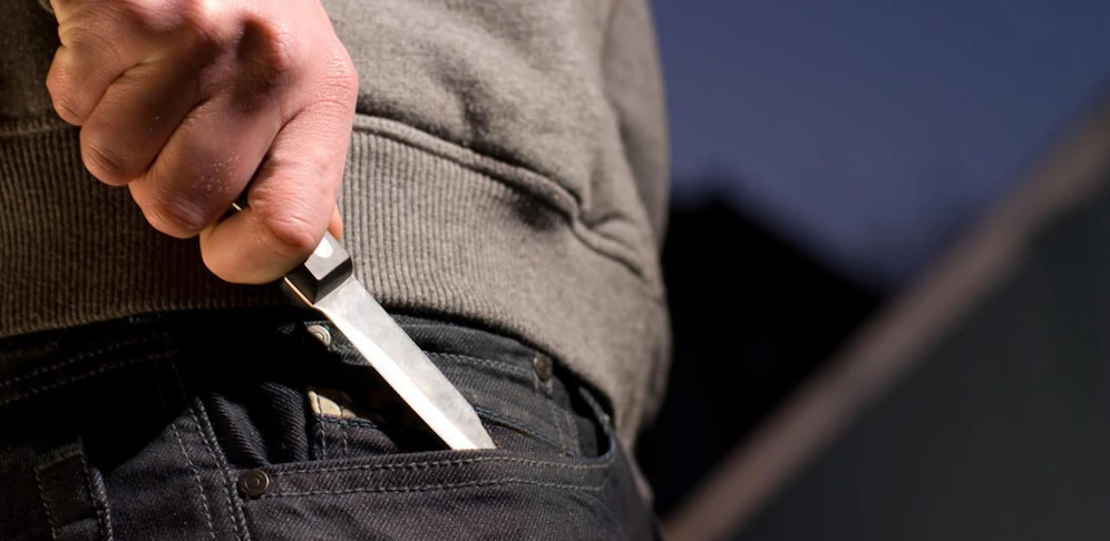 Der Mann zückte ein Messer und bedrohte damit den Beamten