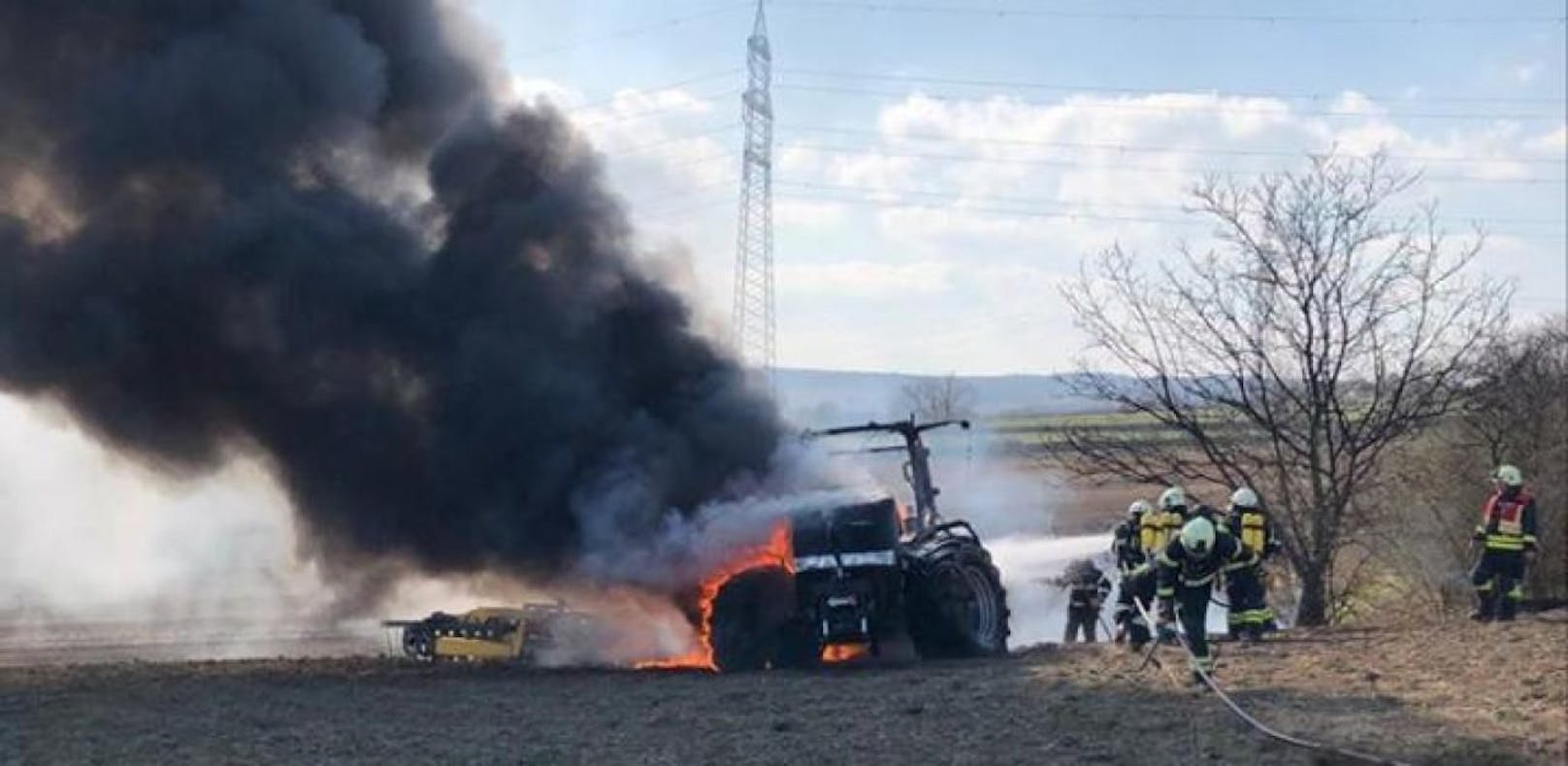 Traktor brannte mitten auf Feld lichterloh