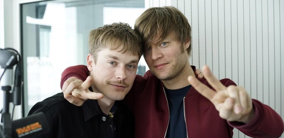 Carl-Johan Fogelklou und Björn Dixgard von Mando Diao beim Fototermin zur Präsentation ihres neuen Albums Good Times im RTL Radio Center in Berlin am 10. Mai 2017 (Bild: Thomas Bartilla) 