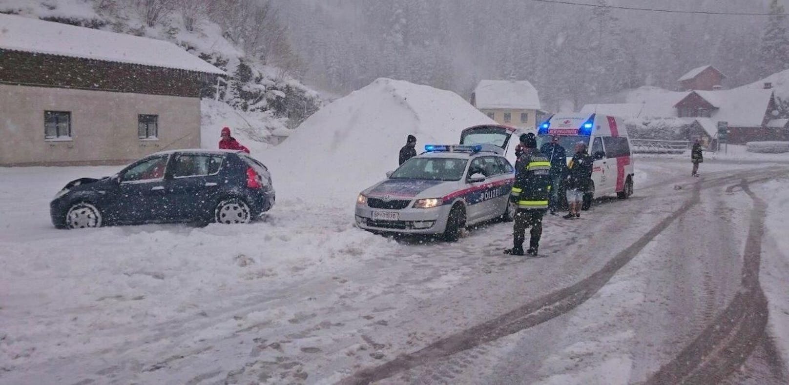 Winter in Teilen von NÖ: Bei Nasswald krachten zwei Fahrzeuge zusammen.