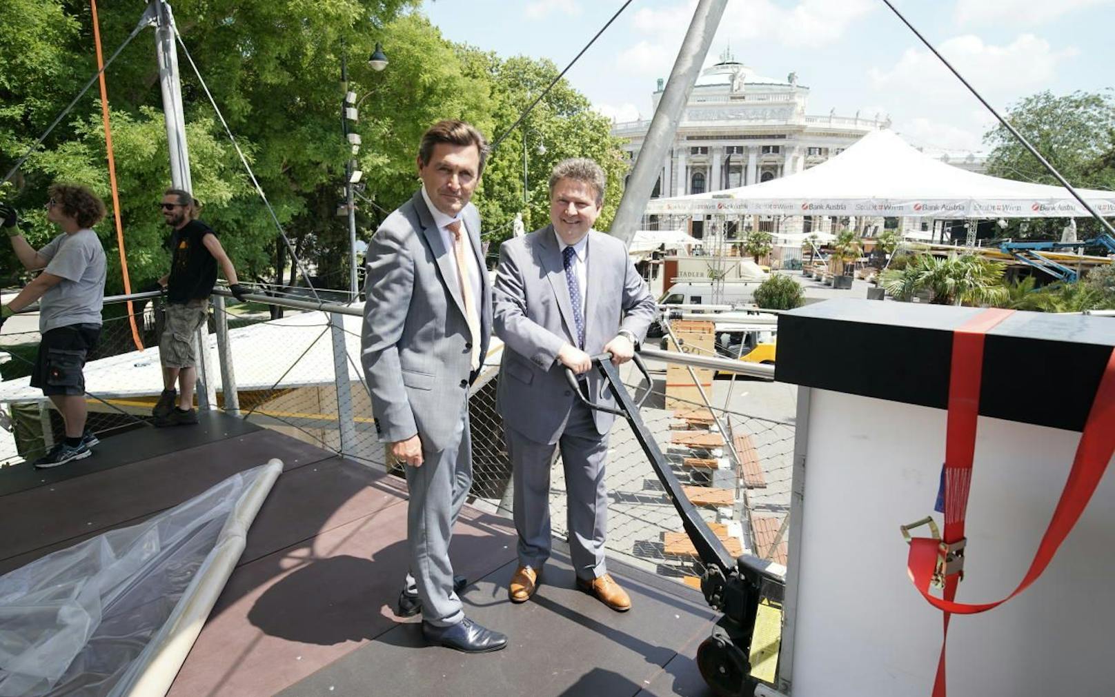 Am Samstag startet das Filmfestival am Wiener Rathausplatz. Wirtschaftsstadtrat Peter Hanke (li.) und Stadtchef Michael Ludwig (beide SPÖ) schauten bei den Aufbauarbeiten vorbei.                               