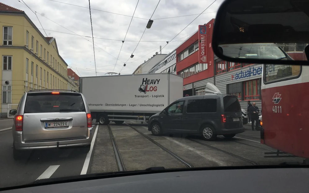 Der Lkw steht quer über der Fahrbahn.  