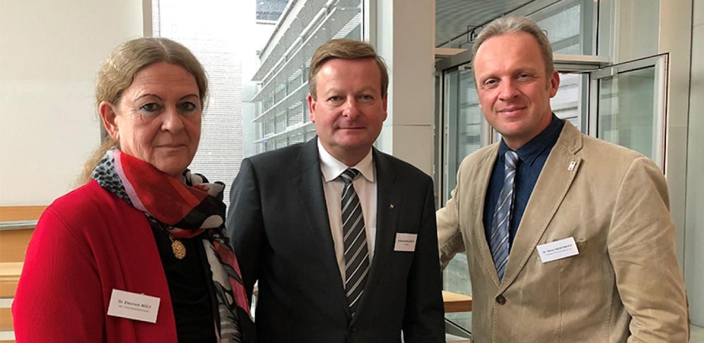 Eleonore Wolf, NÖ Landesregierung, Landesrat Gottfried Waldhäusl und Heinz Heistinger (Präsident der NÖ Tierärztekammer).