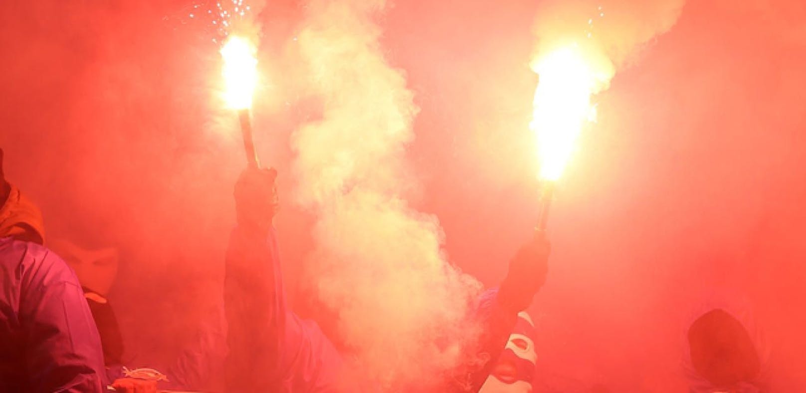 Im Suff warfen zwei steirische Fußballfans Bengalen in Gärten und lösten mehrere Brände aus; Symbolfoto