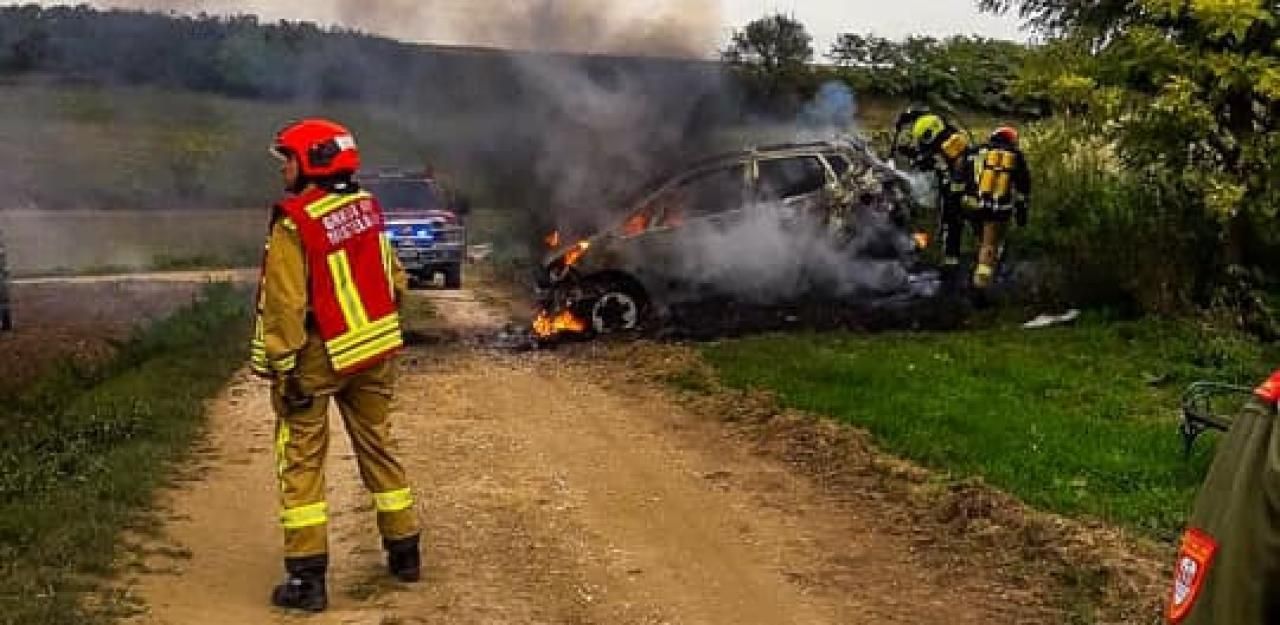 Helfer lotsten Feuerwehr zu verstecktem Autobrand Österreich Heute.at