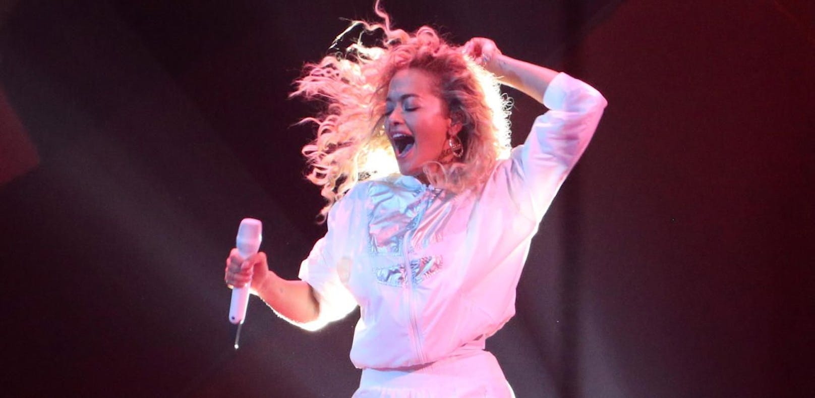 Outet sich Rita Ora auf Instagram als bisexuell