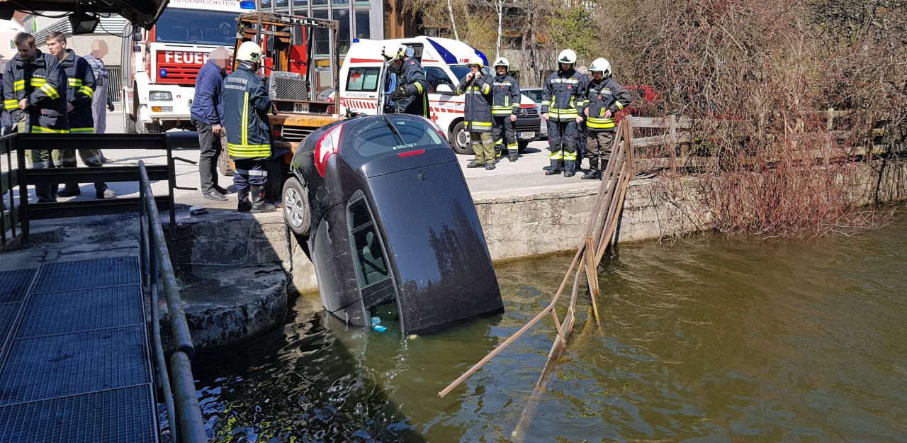Heute.at - Lenkerin (77) fuhr mit Auto in einen Teich
