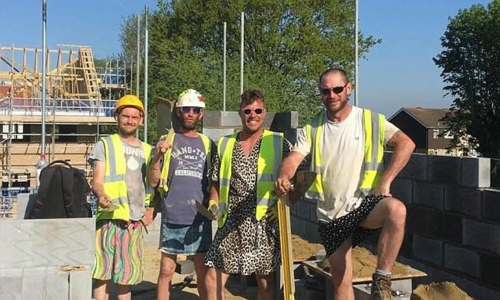 Hoch das Bein: Die britischen Bauarbeiter fühlten sich in Röcken und Kleidern pudelwohl 