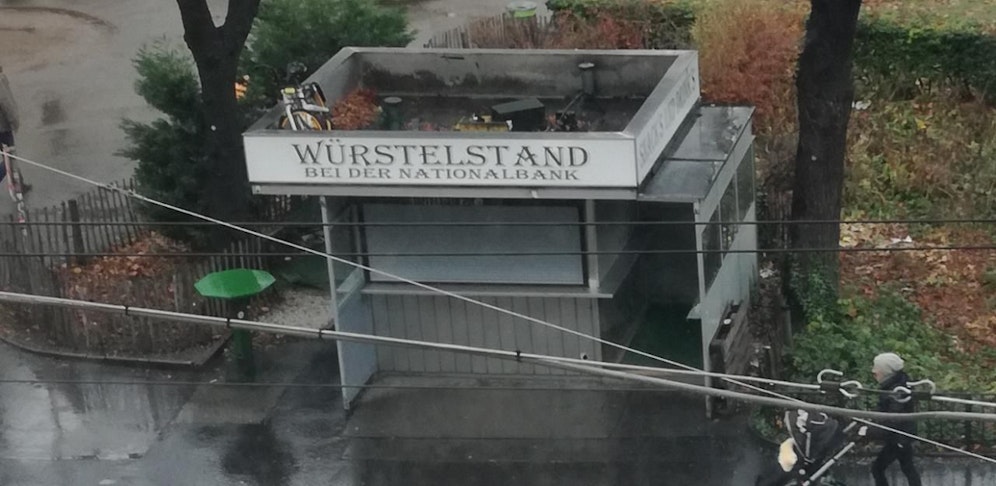 Schafft auch nicht jeder: Ein Fahrrad am Würstelstand-Dach parken!