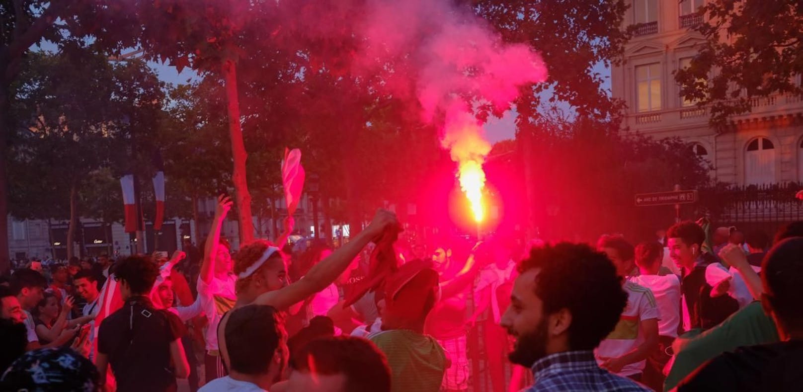 Algerien-Fans feierten den Aufstieg ihrer Mannschaft zu sehr. Eine Frau kam ums Leben.