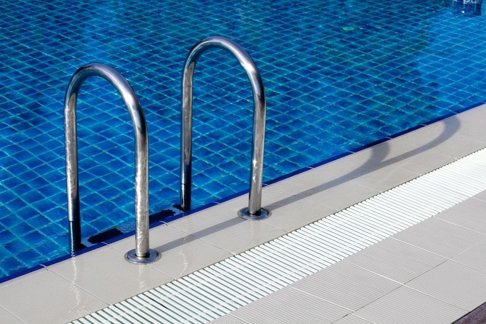 Die Frau schwamm im Becken als sie einen Krampfanfall erlitt und reanimiert werden musste.