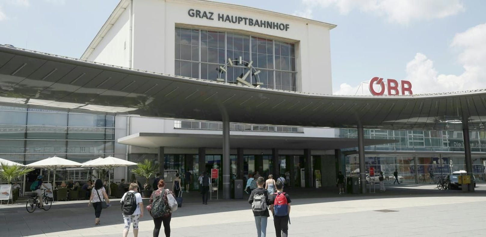 Eine Außenaufnahme des Grazer Hauptbahnhofs.