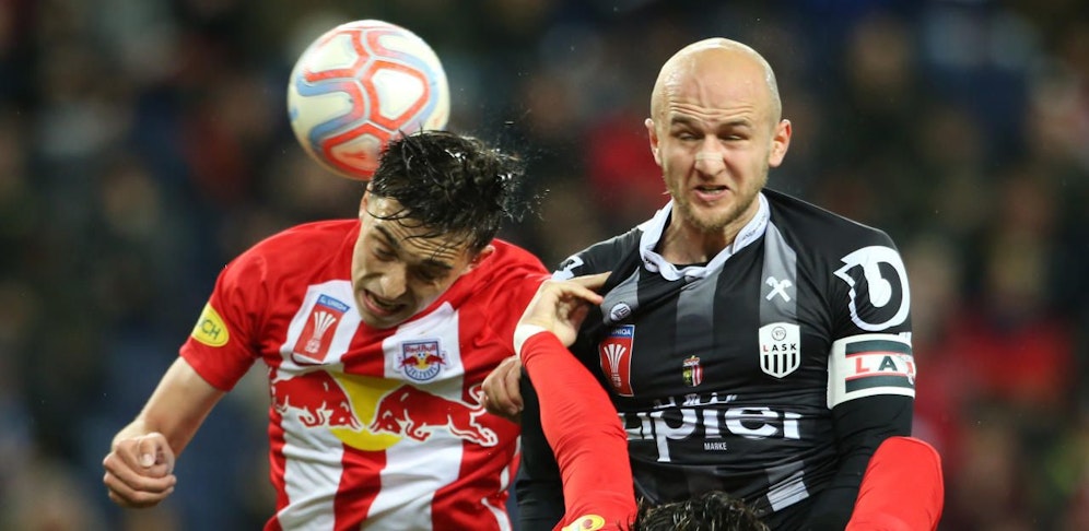 Salzburgs Albert Vallci im Zweikampf mit LASK-Kapitän Gernot Trauner.