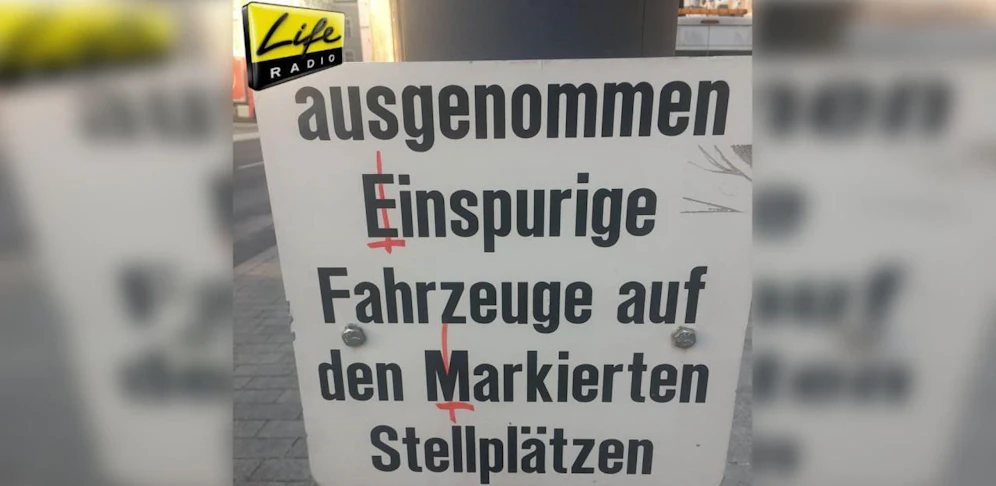 LifeRadio-Moderatorin Silli Riegler fand das Schild in Linz.