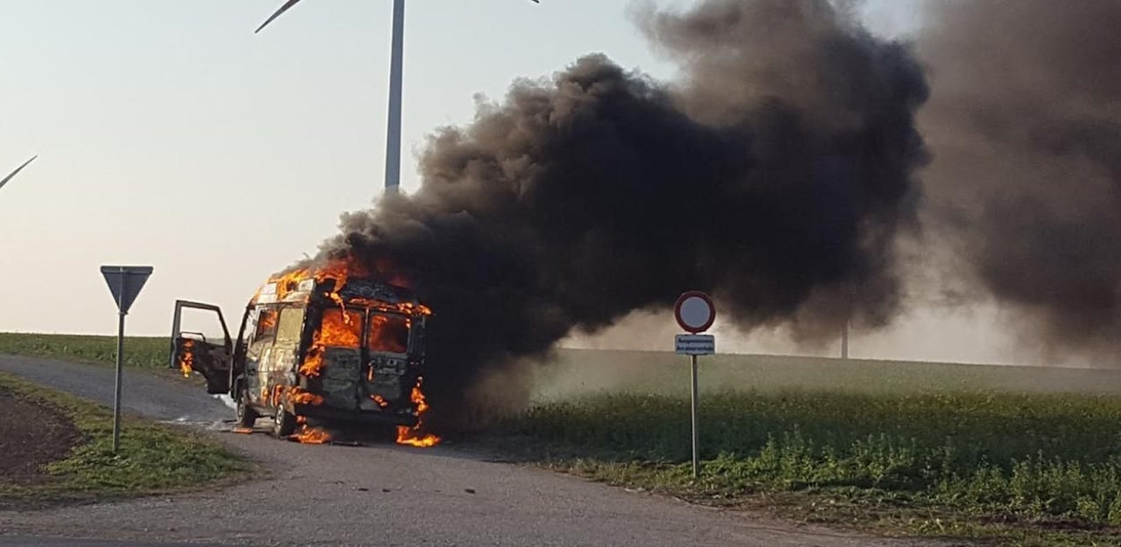 Kleinbus ging während der Fahrt in Flammen auf