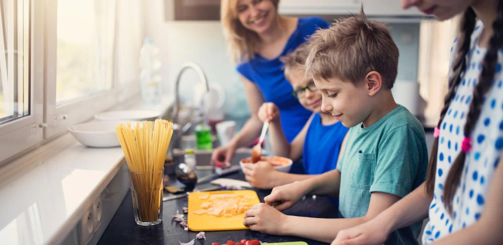 Das gemeinsame Kochen oder andere Aktivitäten hilft Kindern mit der Corona-Krise besser zurecht zu kommen, so die Psychologen der Stadt Wien.