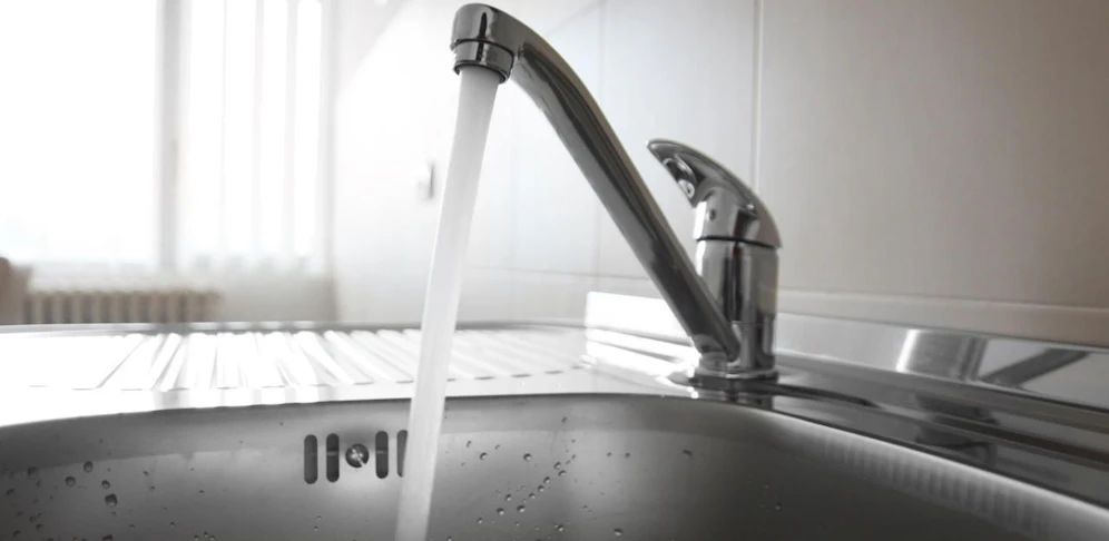 Der Mann ließ das Wasser einfach laufen (Symbolbild)