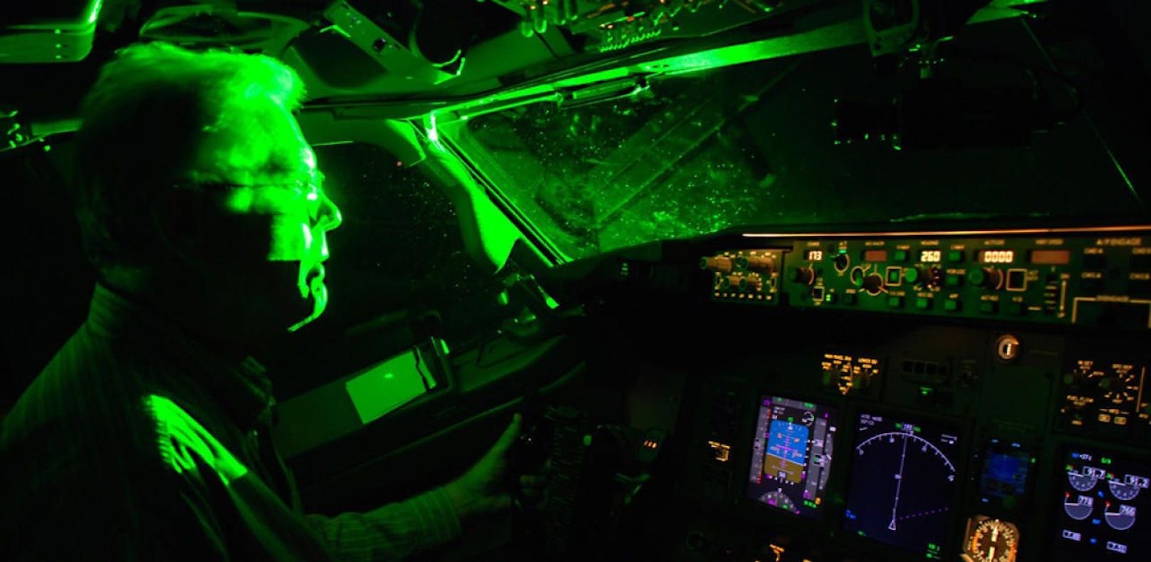 Laserpointer-Attacke auf einen Piloten. Symbolfoto