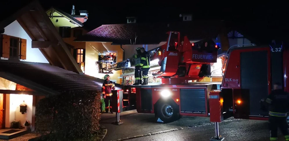 "Es war Millimeter-Arbeit". Die Feuerwehr musste einen Schlaganfall-Patienten per Drehleiter aus dem Haus holen. 