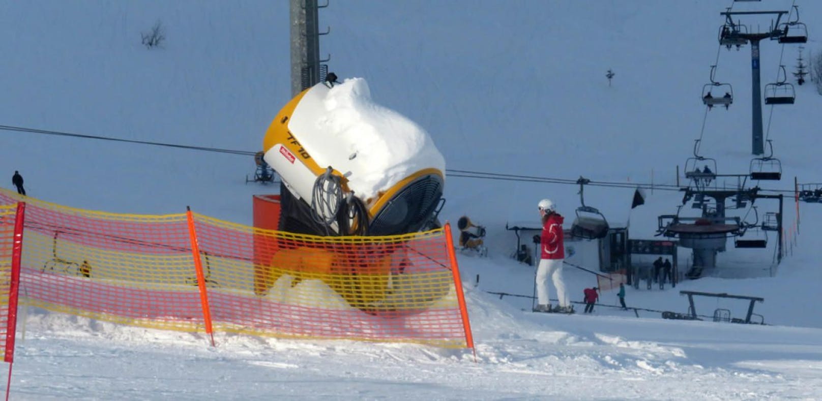 Der Skifahrer erlitt bei dem Crash mit der Schneekanone schwere Beinverletzungen