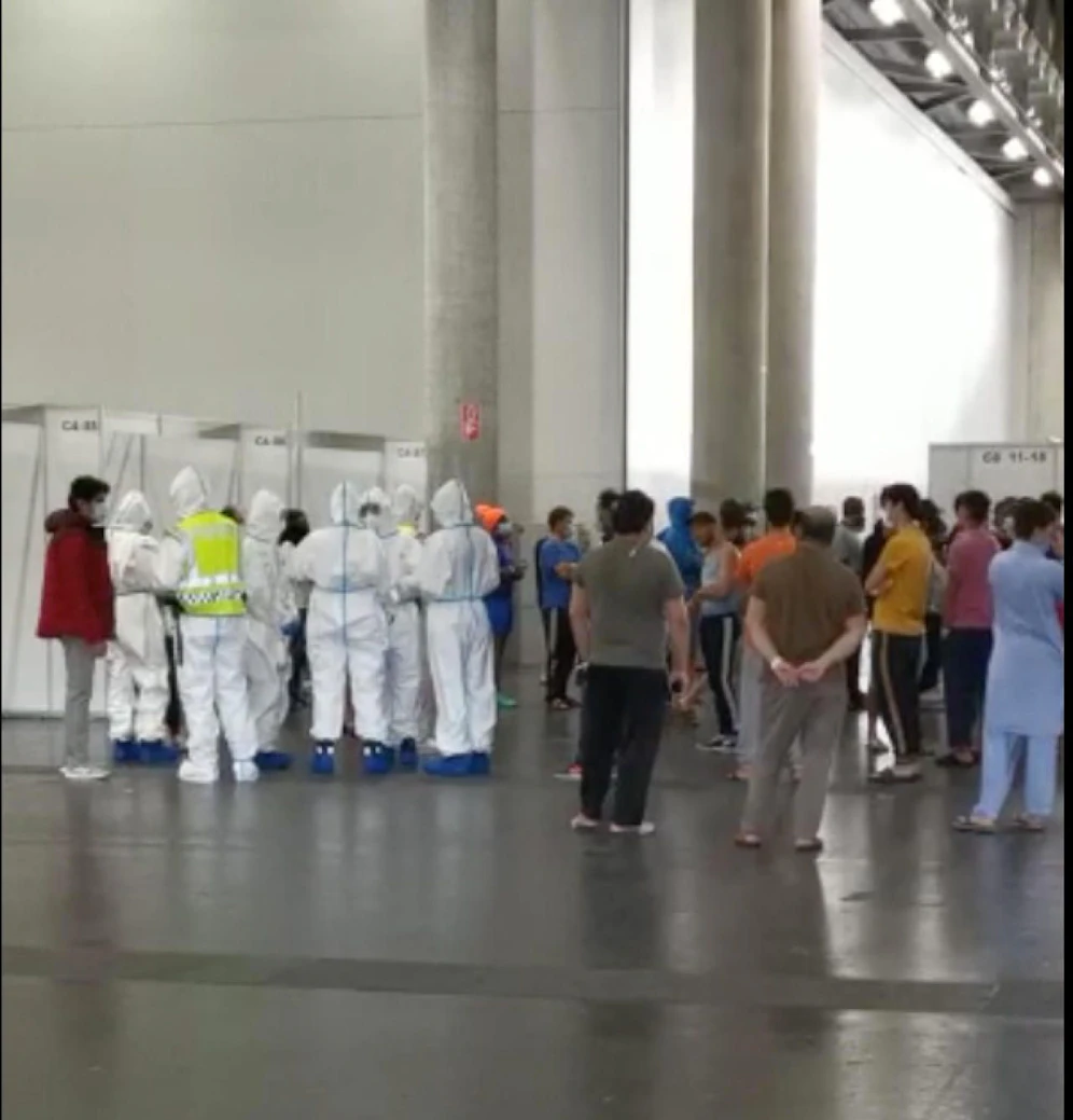 Wie ein Video aus der Corona-Station in der Messe Wien (Leopoldstadt) zeigt, werden die Sicherheitsabstände nicht immer eingehalten. Das erhöht das Risiko von weiteren Ansteckungen mit Covid19. 
