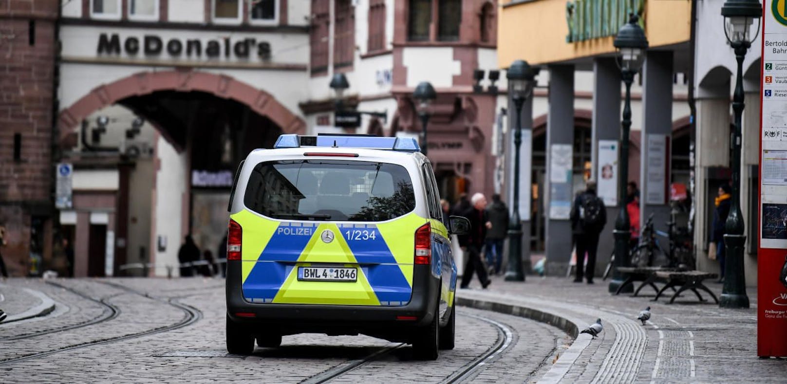 Im deutschen Freiburg wurde eine 18-Jährige von einer Gruppe von Männern vergewaltigt. Acht Verdächtige sind in Haft, nach zwei weiteren wird nun gefahndet.