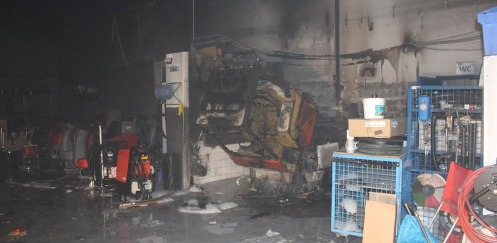 Eine Kehrmaschine löste den Lagerhallenbrand aus.
