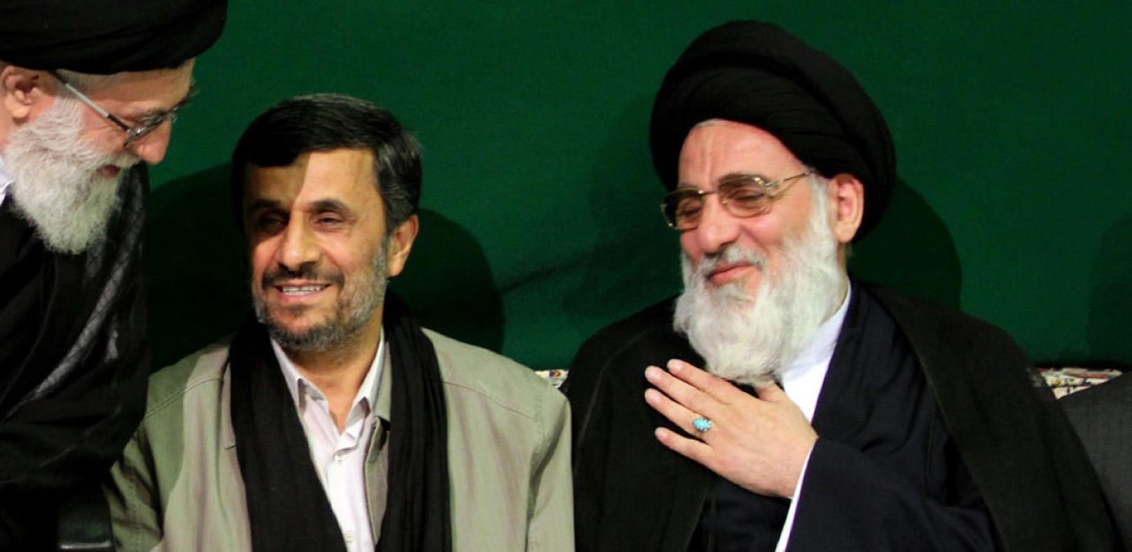 Mahmoud Haschemi Schahrudi (rechts) mit Ex-Präsident Mahmoud Ahmadinejad (Mitte) und Ajatollah Ali Khamenei (links)